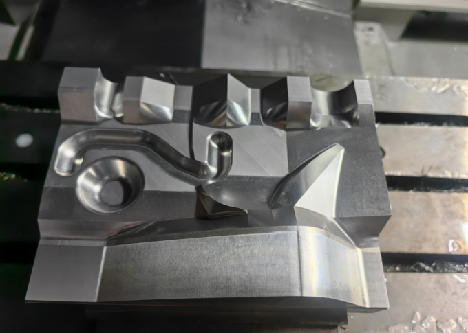 4 άξονας 3 άξονας κατακόρυφο κέντρο επεξεργασίας SV960L Μέγεθος τραπεζιού 1100*550mm κατακόρυφο κέντρο άλεσης 12