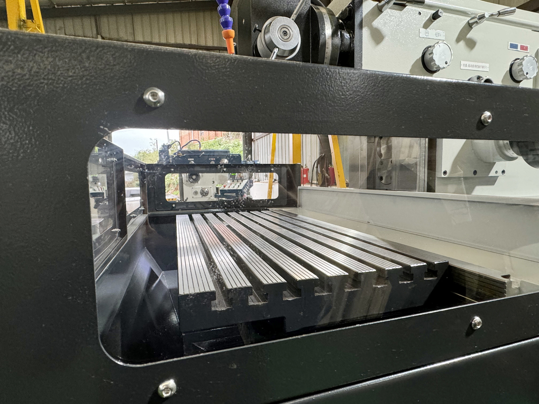 4 άξονες κάθετο CNC Milling Machine XKH8140A Μικρή επεξεργασία μούχλας CNC χειροκίνητο καθολικό εργαλείο Milling Machine