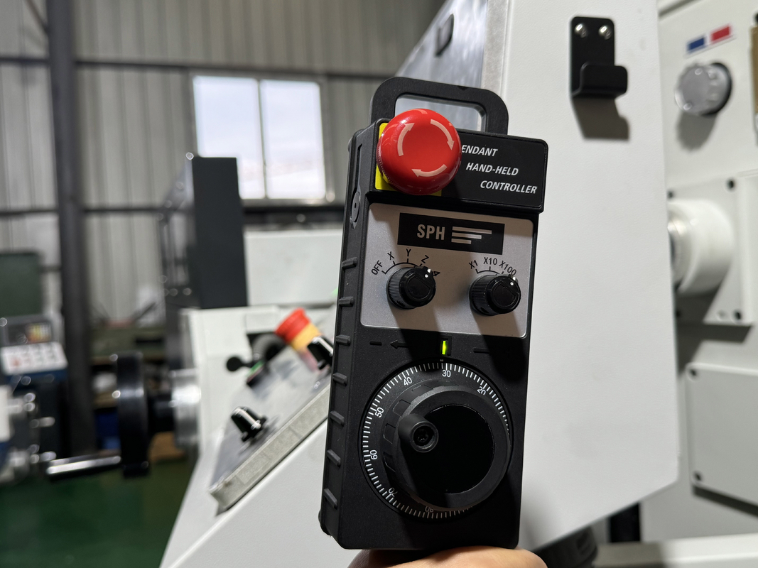 4 άξονες κάθετο CNC Milling Machine XKH8140A Μικρή επεξεργασία μούχλας CNC χειροκίνητο καθολικό εργαλείο Milling Machine