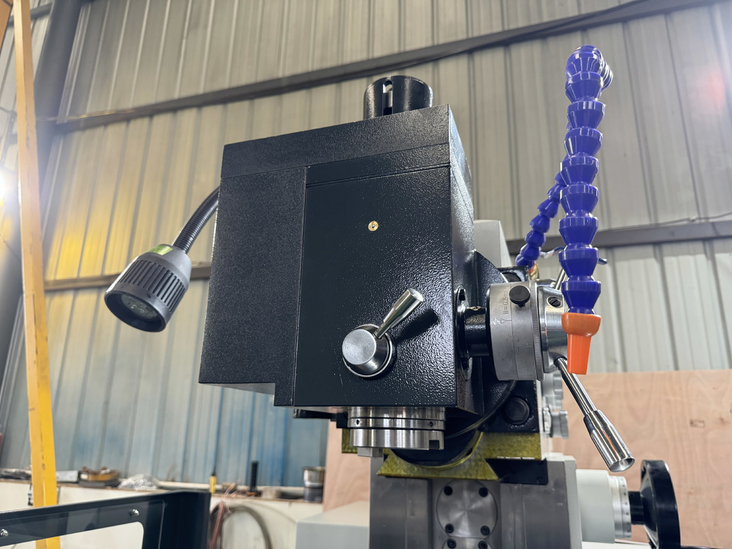4 άξονες κάθετο CNC Milling Machine XKH8140A Μικρή επεξεργασία μούχλας CNC χειροκίνητο καθολικό εργαλείο Milling Machine