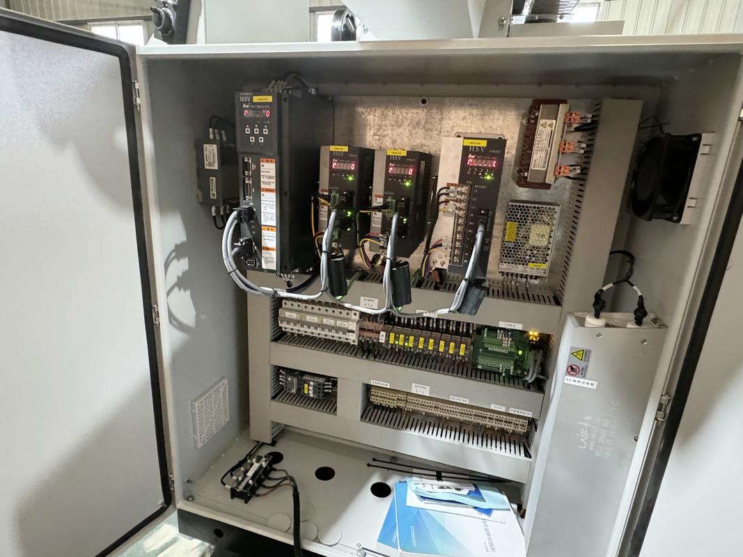 4 άξονες κάθετο CNC Milling Machine XKH8140A Μικρή επεξεργασία μούχλας CNC χειροκίνητο καθολικό εργαλείο Milling Machine