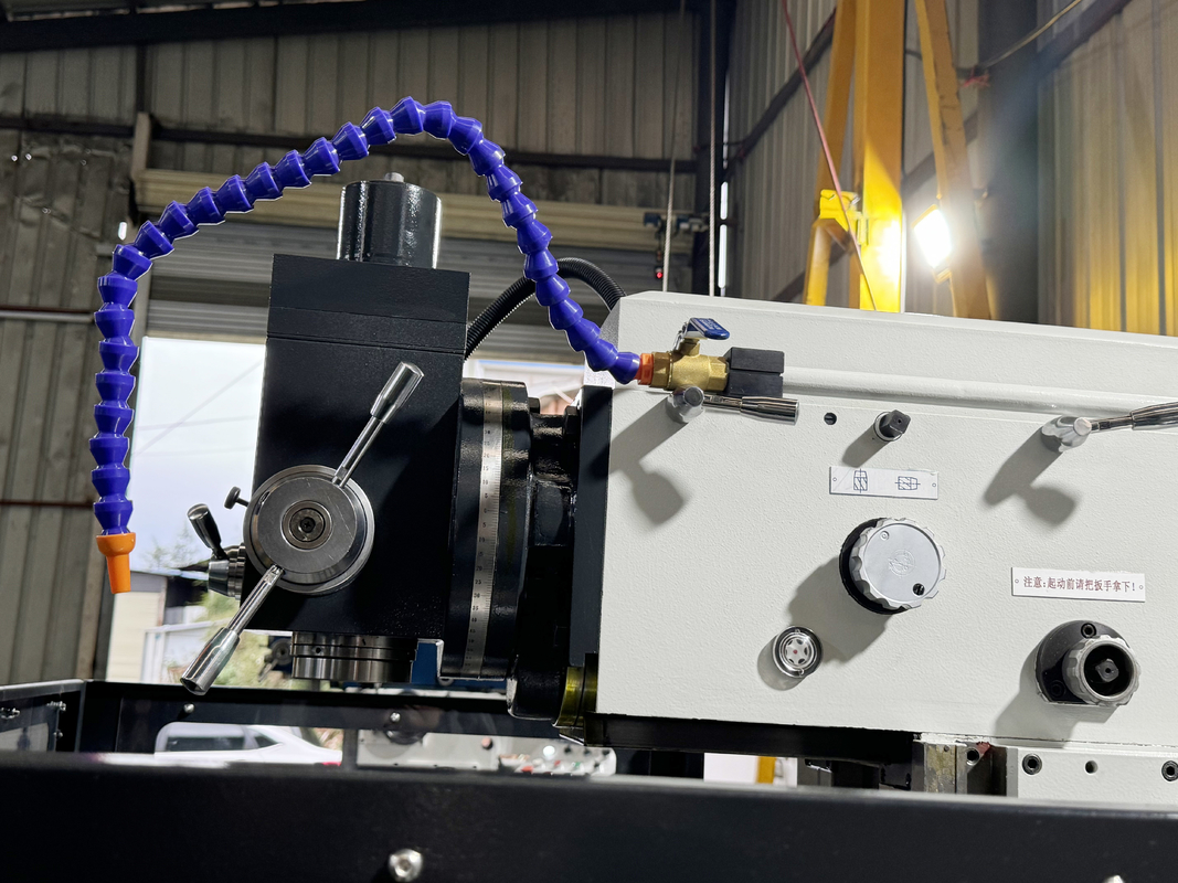 4 άξονες κάθετο CNC Milling Machine XKH8140A Μικρή επεξεργασία μούχλας CNC χειροκίνητο καθολικό εργαλείο Milling Machine
