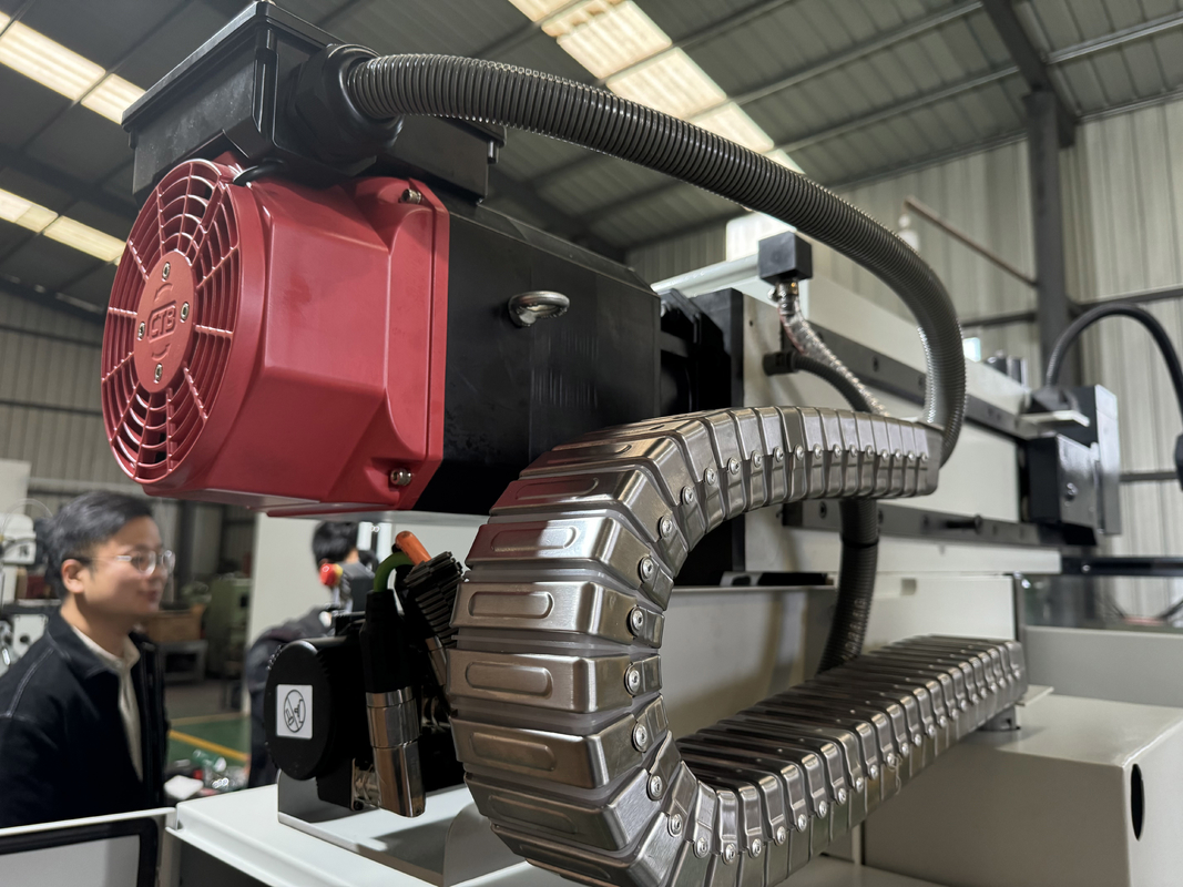 4 άξονες κάθετο CNC Milling Machine XKH8140A Μικρή επεξεργασία μούχλας CNC χειροκίνητο καθολικό εργαλείο Milling Machine