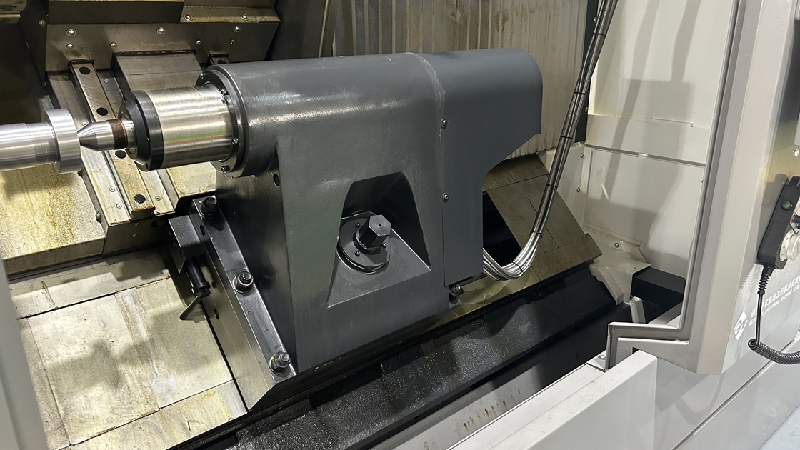 Τριχόπλευρο CNC CNC HTC63Q Μέγιστο μήκος κοπής 3000mm βαρύ κόψιμο σπινδύλα CNC οριζόντιο τερματομηχανή