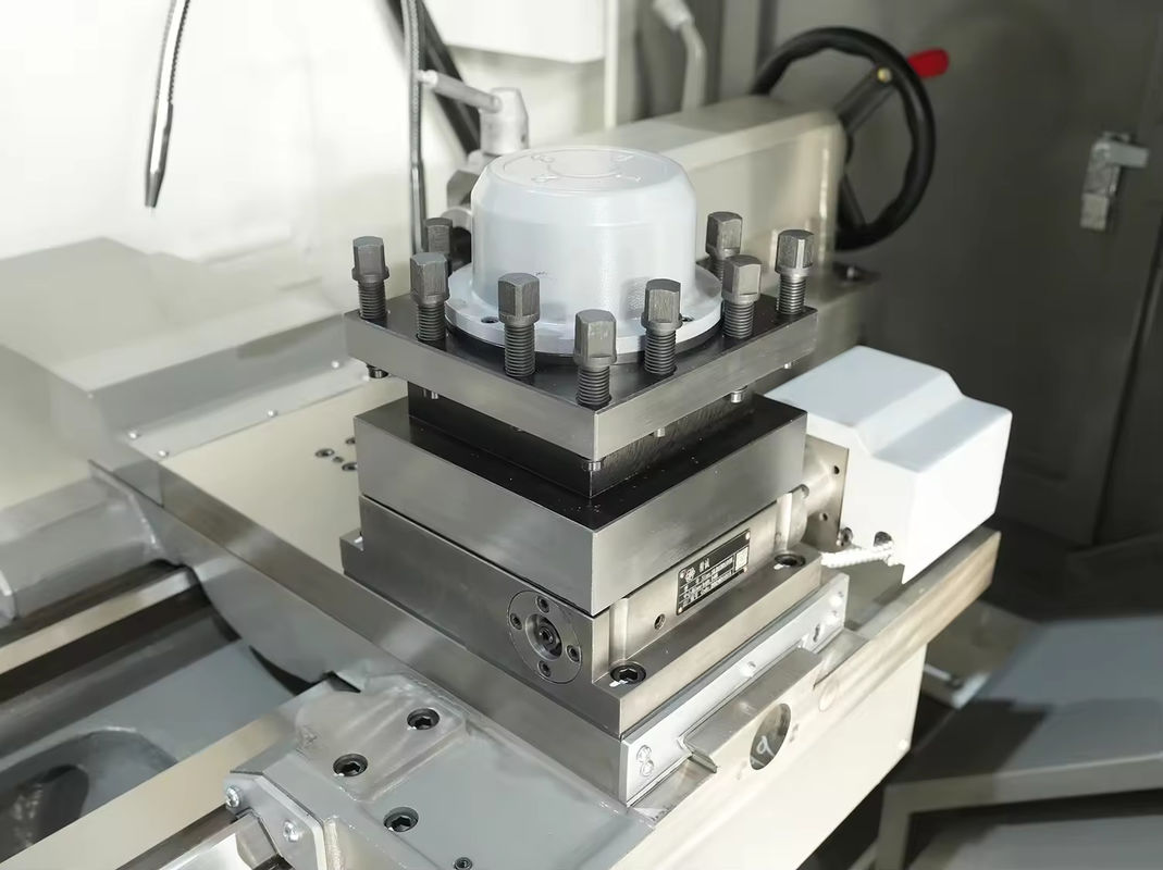 Τεχνητήρας CNC CAK63285 επίπεδο κρεβάτι Τεχνητήρας CNC 4 σταθμοί πύργος με κινητήρα servo