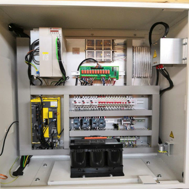 Τεχνητήρας CNC CAK63285 επίπεδο κρεβάτι Τεχνητήρας CNC 4 σταθμοί πύργος με κινητήρα servo